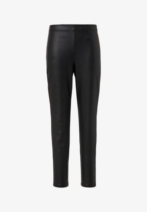 Zwarte, strakke faux leren broek met een gladde textuur, medium hoge taille en taps toelopende pijpen, zonder zichtbare hardware of accenten.