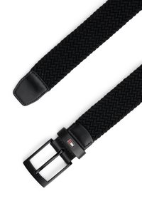 Cintura in tessuto intrecciato nera con punta in pelle nera e una fibbia metallica rettangolare con un piccolo logo in rosso, bianco e blu.