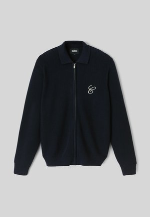 Cardigan zippé côtelé bleu marine avec col, doté d'un logo blanc brodé sur la poitrine et de poignets et ourlet élastiqués.