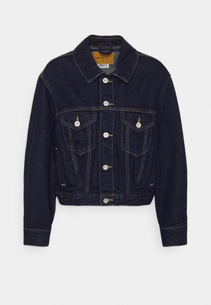 Veste en jean bleu foncé avec fermeture à boutons, deux poches poitrine avec boutons et surpiqûres contrastantes.