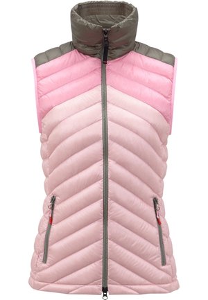 Chaleco sin mangas acolchado con costuras en forma de chevron, colores en degradado rosa, cuello alto gris y bolsillos con cremallera grises en ambos lados.
