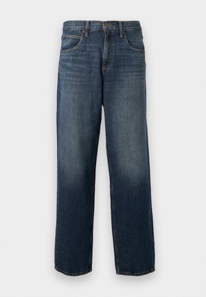 Τζιν σε ίσια γραμμή και μπλε χρώμα με πέντε τσέπες και κλείσιμο με κουμπί και φερμουάρ, με διακριτικές ξεθωριασμένες λεπτομέρειες στους μηρούς και τα γόνατα.