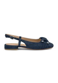 Ballerines en daim bleu marine à talon bas et ouverture arrière, ornées d'un détail noué au niveau des orteils et d'un accent métallique circulaire.
