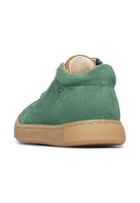 Sneaker alta in camoscio verde con suola in gomma beige e design arrotondato. Presenta un interno morbido e un branding minimalista sul tallone.
