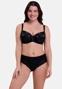 Ensemble de lingerie en dentelle noire comprenant un soutien-gorge et un slip avec des motifs floraux, des panneaux semi-transparents, des bretelles ajustables et un détail en nœud à la ceinture.