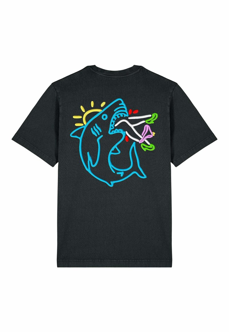 Juodas trumpa rankovė t-shirt su spalvingu siuvinėtu rykliui, turinčiu saulę ir įvairius daiktus burnoje.