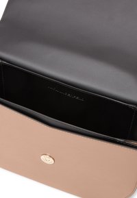 Borsa in pelle con un esterno beige e un interno nero. Finiture dorate con un accento del logo. Texture liscia, forma rettangolare.