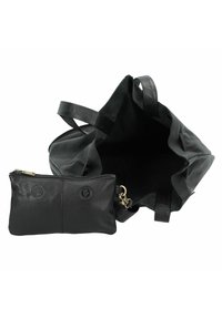 Bolso tote de cuero negro con dos asas resistentes. El interior es espacioso y cuenta con un pequeño bolsillo con cremallera en cuero a juego. Textura suave.