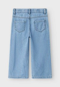 Pantalones cortos de mezclilla de color azul claro con rayas verticales en blanco y rosa, que cuentan con dos bolsillos traseros y una cinturilla estándar. Diseño ajustado y de pierna recta.