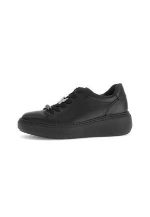 Zwarte leren platform sneaker met dikke zool, vetersluiting aan de voorkant en metalen spiraal detail op de veters, zijaanzicht op een witte achtergrond.