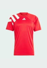 Rotes Sport-T-Shirt mit Rundhalsausschnitt, kurzen Ärmeln und weißen diagonalen Streifen auf der linken Schulter; mit kleinem Logo auf der Brust.