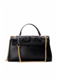 Bolso de mano de cuero negro con un diseño estructurado, con una correa de cadena dorada y un asa superior, que presenta detalles plisados.