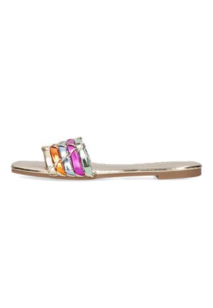 Sandalias planas con una base metálica dorada. La parte superior presenta un diseño de tira trenzada en naranja, rosa, verde, plateado y azul.