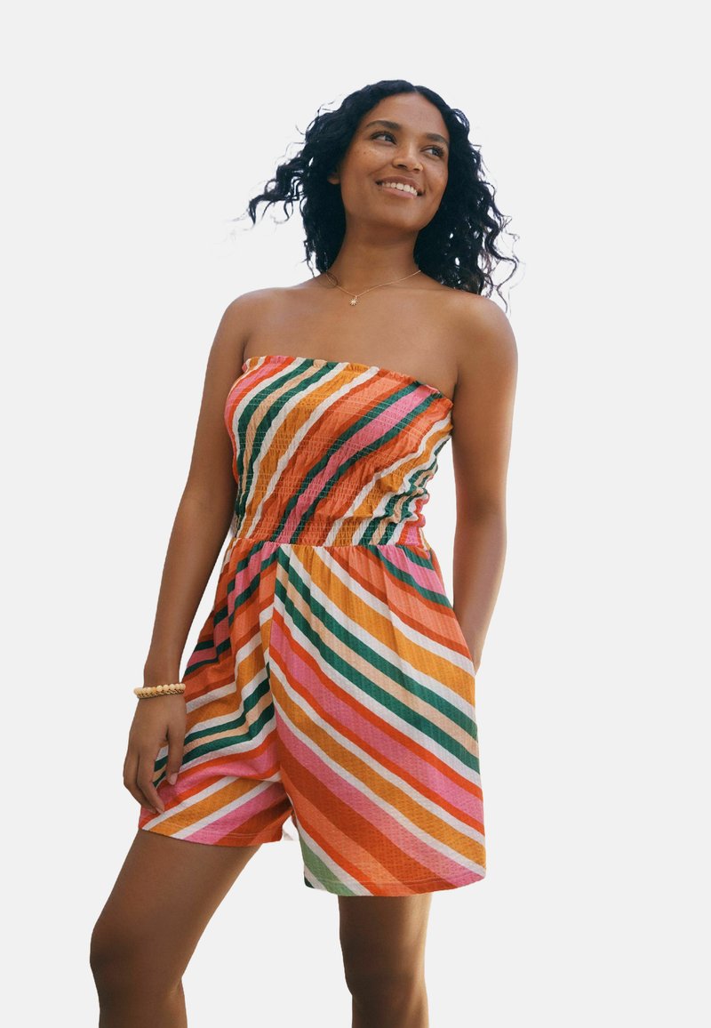 Mono a rayas con colores naranja, rosa, verde y blanco. Cuerpo fruncido y pantalones cortos de corte holgado. Tejido ligero y texturizado.