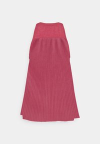 Ribbed, ilman hihoja oleva mekko eloisassa magentan värissä, jossa on löysä istuvuus ja liehukasa loppu, mikä lisää liikkuvuutta ja mukavuutta.