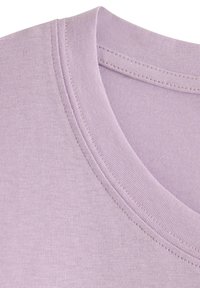 Lavet lavendel bomulds t-shirt med rund halsudskæring. Glat tekstur med synlige sømme og en ensartet farve hele vejen igennem.