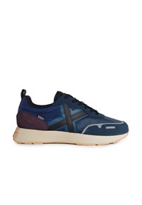 Sneaker navy e teal realizzati in materiali scamosciati e in rete, con lacci neri, suola in gomma e un accento di tacco bordeaux a contrasto. Design semplice ed elegante.