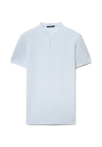 Polo azzurro chiaro con colletto corto e strutturato, abbottonatura a tre bottoni e maniche corte. Tessuto liscio e design minimalista.