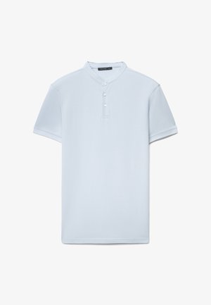 Polo azzurro chiaro con colletto corto e strutturato, abbottonatura a tre bottoni e maniche corte. Tessuto liscio e design minimalista.