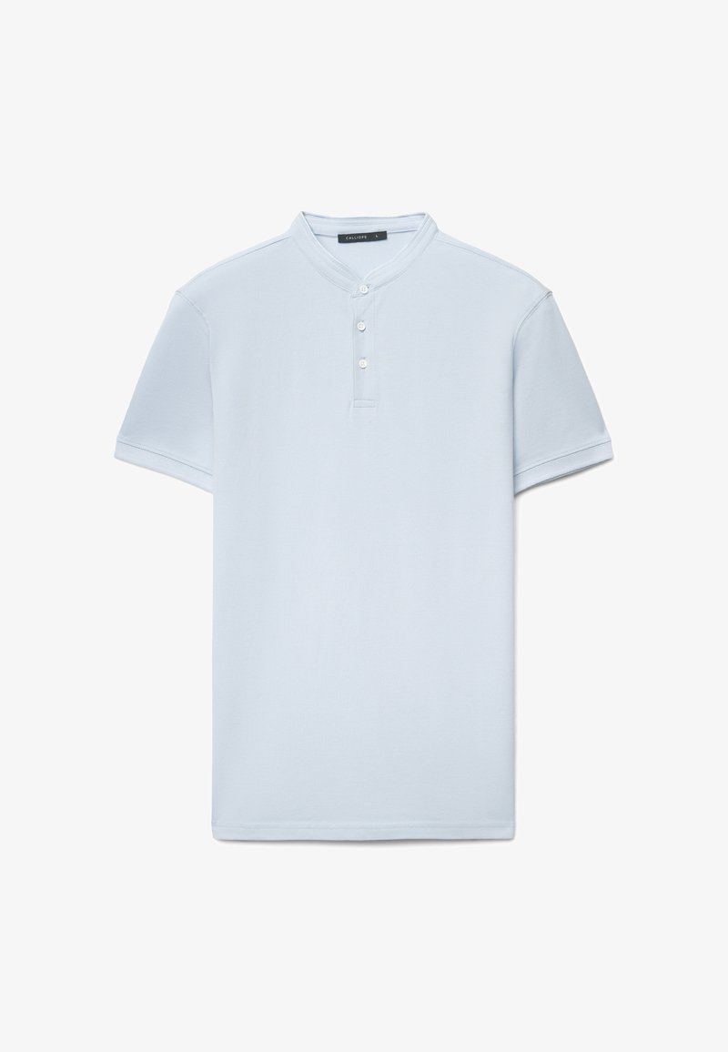 Polo azzurro chiaro con colletto corto e strutturato, abbottonatura a tre bottoni e maniche corte. Tessuto liscio e design minimalista.