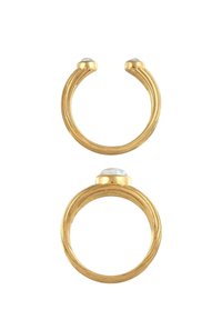 Guldfarvet ring med et struktureret, snoet design. Har to små, runde, lyse sten i enderne. Åben cuff stil.