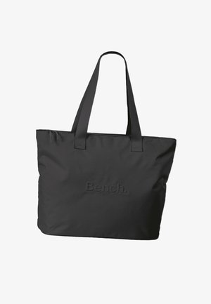 Zwarte tote bag gemaakt van duurzaam stof, met twee stevige handvatten en een reliëflogo aan de voorkant. Eenvoudig rechthoekig ontwerp.