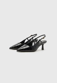 Tacones negros tipo slingback con punta afilada, fabricados en un material texturizado brillante con un patrón de piel de cocodrilo y un tacón delgado.