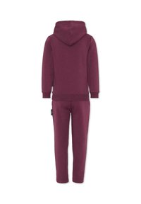 Komplet bordowej bluzy z kapturem i spodni dresowych, wykonany z bawełny, o sportowym stylu, wyposażony w kaptur, ściągacze przy mankietach i pasie, z boczną metką.