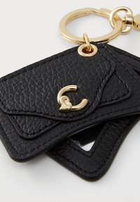 Le porte-clés portefeuille en cuir noir texturé présente des emplacements de cartes superposés, des finitions en or et un anneau en métal pour l'attache. Design compact et fonctionnel.