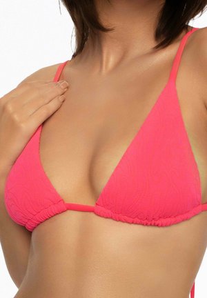 Trójkątny biustonosz bikini w jasnoróżowym kolorze z teksturowanym wzorem. Wyposażony w cienkie ramiączka i marszczone krawędzie dla dopasowanego fasonu.
