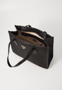 Zwarte geweven tote bag met zwarte leren accenten, met dubbele handvatten, een ritsvak en een beige stoffen interieur met logo-details.