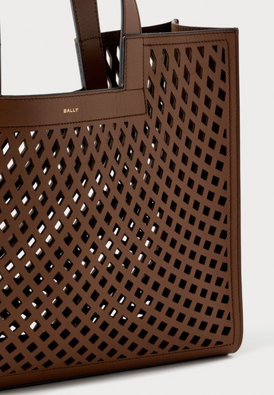 Καφέ δερμάτινη τσάντα tote με διαμάντι-σχήματα κοψίματα και φαρδιές χειρολαβές, με μικρό χρυσό λογότυπο "BALLY" κοντά στην πάνω άκρη.