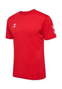 Rood sport-T-shirt met korte mouwen, wit hummel-logo op de borst en witte chevrons op de rechtermouw, afgebeeld op een effen witte achtergrond.