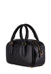 Borsa a mano nera in pelle con hardware dorato, design strutturato, doppi manici e chiusura con zip, caratterizzata da un logo goffrato discreto sul davanti.