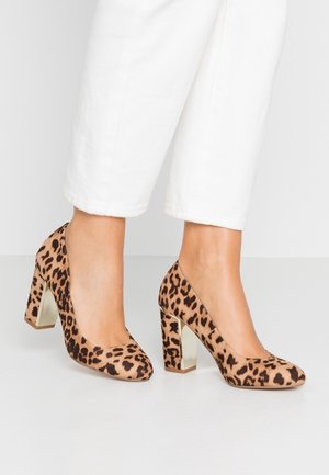 Hooggehakte schoenen met luipaardprint, gemaakt van gestructureerde stof met een afgeronde neus en een metalen blokhak, met een beige-bruine kleurencombinatie.