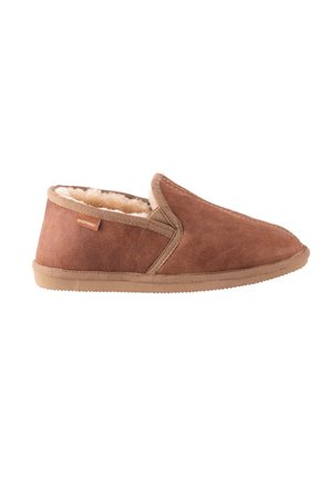 Brun ruskind slip-on tøfler med beige fleeceforet og gummisål, mærket "Shepherd" på siden.