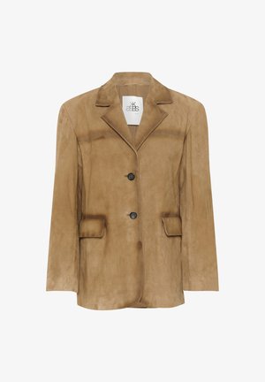 Blazer en suède brun clair avec des revers notés, deux poches avant et deux boutons noirs. Il présente une texture douce et une coupe ajustée.