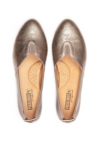 Bailarinas metálicas en bronce con acabado texturizado, punta redondeada y lados con cortes. La plantilla de cuero tiene perforaciones para mayor transpirabilidad.
