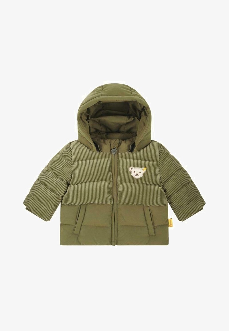 Veste matelassée vert olive avec une partie supérieure côtelée, capuche, poches avant et un patch en forme d'ours sur la poitrine. Tissu texturé et partie inférieure lisse.