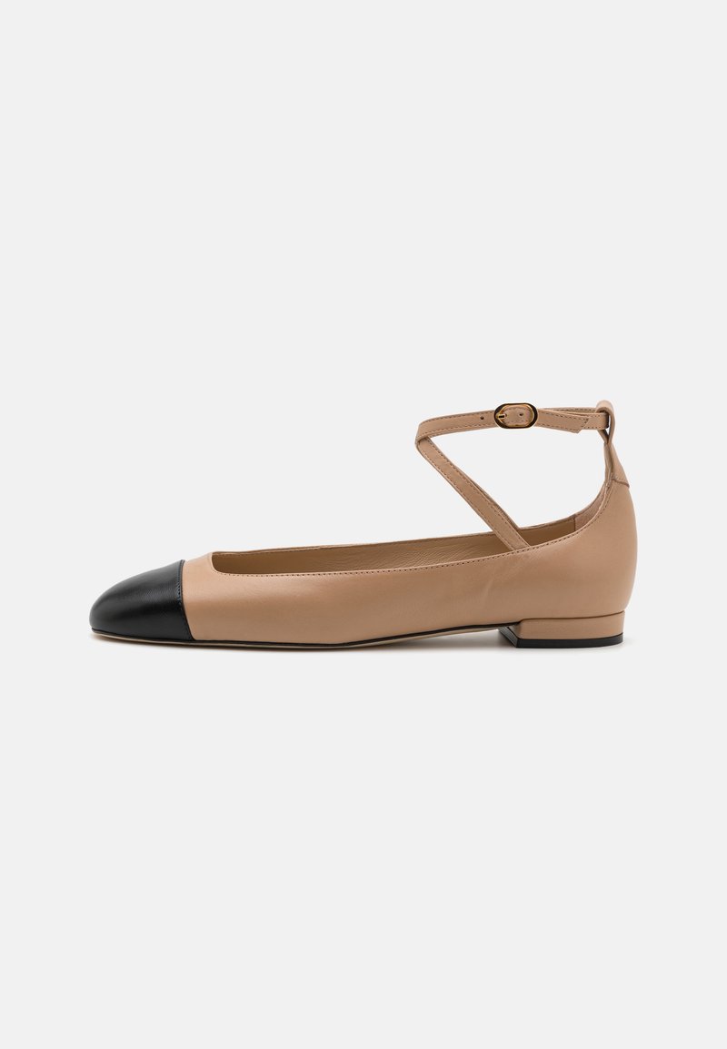 Stuart Weitzman EDEN STRAP FLAT - Sling-Ballerina - adobe/black