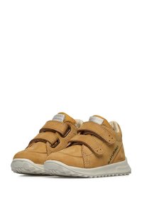 Scarpe in pelle color tan con due cinturini in velcro neri, suole in gomma bianche e dettagli gialli. Presentano un'etichetta impermeabile sulla linguetta.
