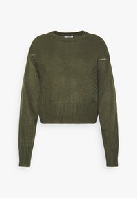 Kort olijfgroen gebreid sweater met geribde halslijn en manchetten. Heeft een gestructureerd patroon met open brei-details op de schouders.