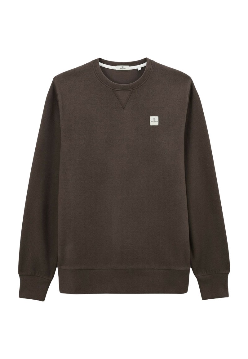 Sweatshirt marron en tissu doux, avec un col rond, des poignets côtelés et un petit patch logo sur le côté gauche de la poitrine.