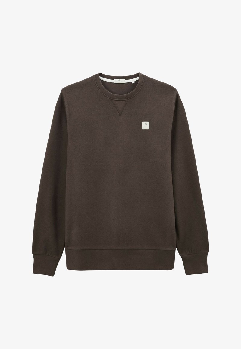 Sweatshirt marron en tissu doux, avec un col rond, des poignets côtelés et un petit patch logo sur le côté gauche de la poitrine.