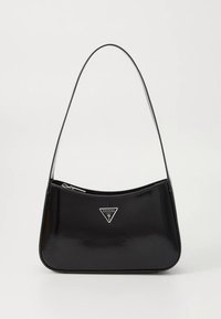 Sort patentlæder håndtaske med en krum form, justerbar rem og et sølvfarvet trekantet logo. Lynlås lukning på toppen.