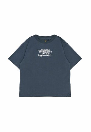 Mørkeblå kortærmet t-shirt lavet af bomuld, med hvidt trykt tekst "Tornado Society Club" og en bilgrafik på forsiden.