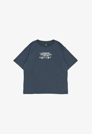 Donkerblauw T-shirt met korte mouwen van katoen, met witte opdruk "Tornado Society Club" en een autografiek op de voorkant.