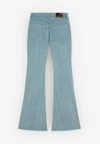 Jasnoniebieskie dżinsy typu dzwon, wykonane z denimu, z pasem, dwiema tylnymi kieszeniami i przeszyciami na nogawkach. Widok z góry z tyłu.