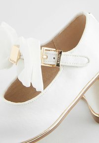 Baker by Ted Baker MARY JANE WITH ORGANZA BOW . - Zīdaiņu apavi - ivory
