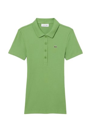 Grøn kortærmet polo med ribstrikket stof, fire knapper, krave og lille broderet krokodillelogo på brystet.